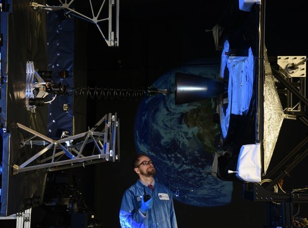 Uma equipe de engenheiros ensaiou o acoplamento dos satélites usando modelos semelhantes (Foto: NORTHROP GRUMMAN via BBC News)