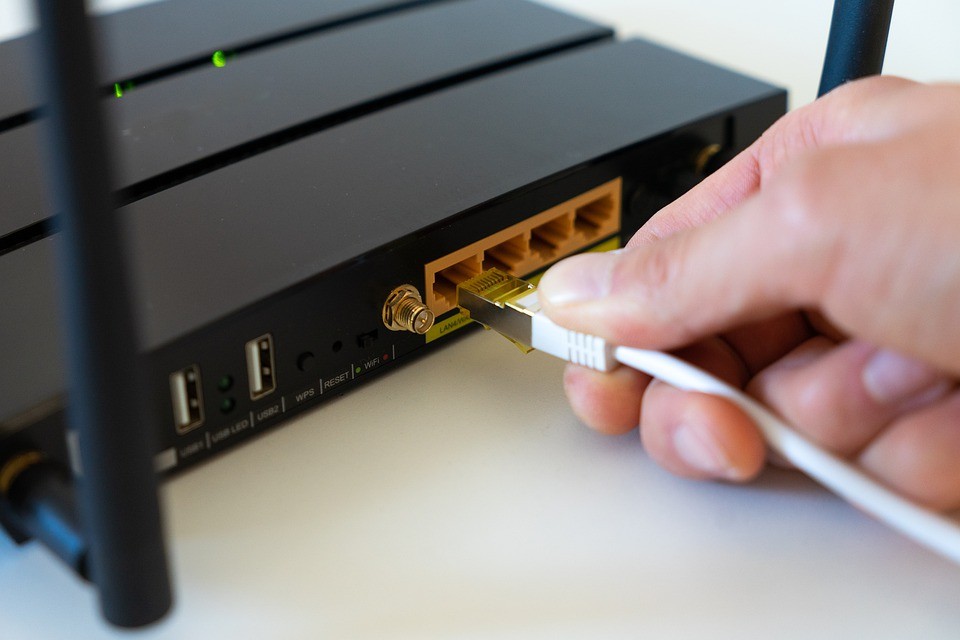 Para o compartilhamento da internet é necessário utilizar um roteador Wi-Fi, que é um equipamento com a função básica de receber e direcionar pacotes de dados dentro de uma rede ou para outras redes (Foto: Pixabay / CreativeCommons)