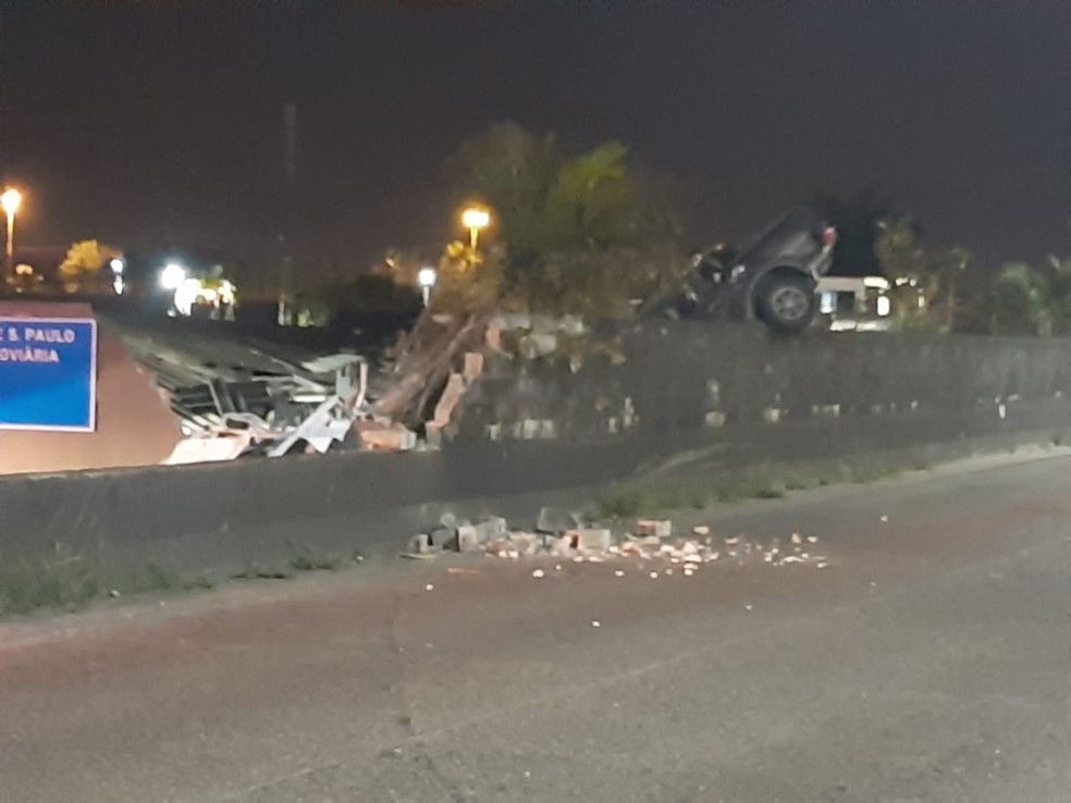 Carro saiu da pista da rodovia e atingiu base da Polícia Militar em Praia Grande, SP — Foto: G1 Santos
