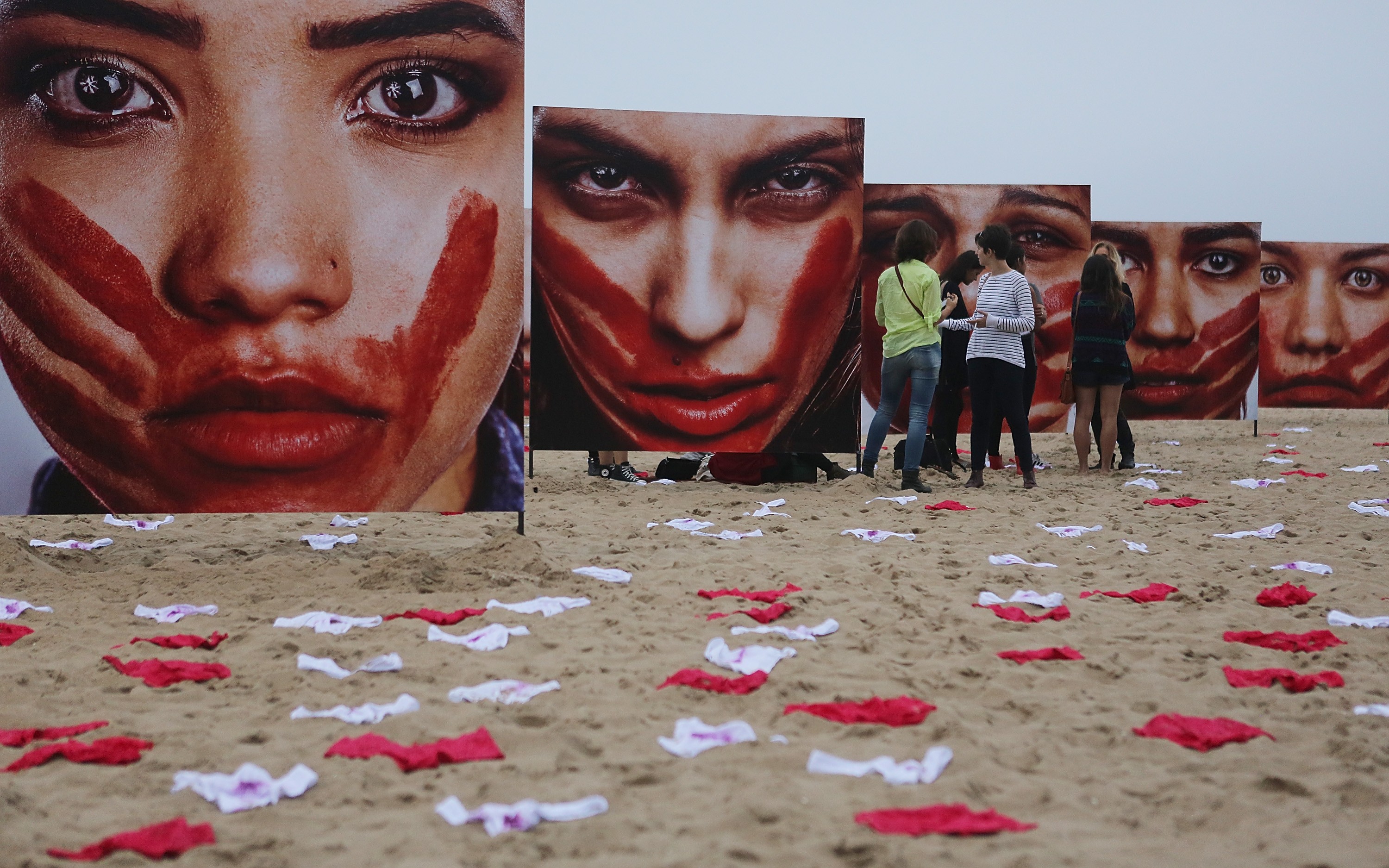Fotografias de Marcio Freitas expostas na praia de Copacabana (Foto: Getty Images)