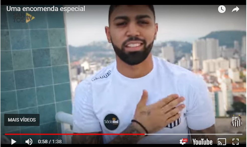 Gabigol bancou o ator no vídeo do anúncio da contratação. Veja mais acima (Foto: reprodução / YouTube)