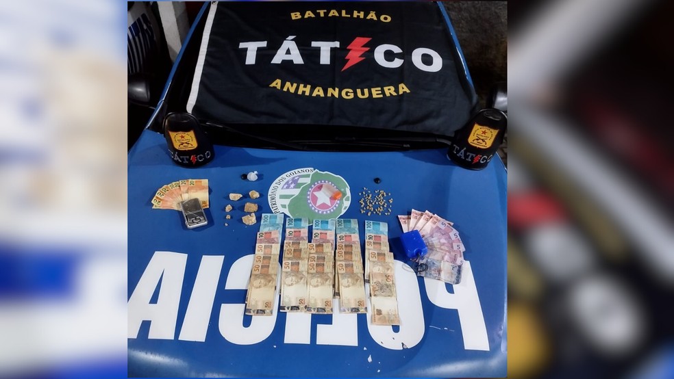 Dinheiro e drogas apreendidos pelos policiais, em Goiânia — Foto: Divulgação/PMGO
