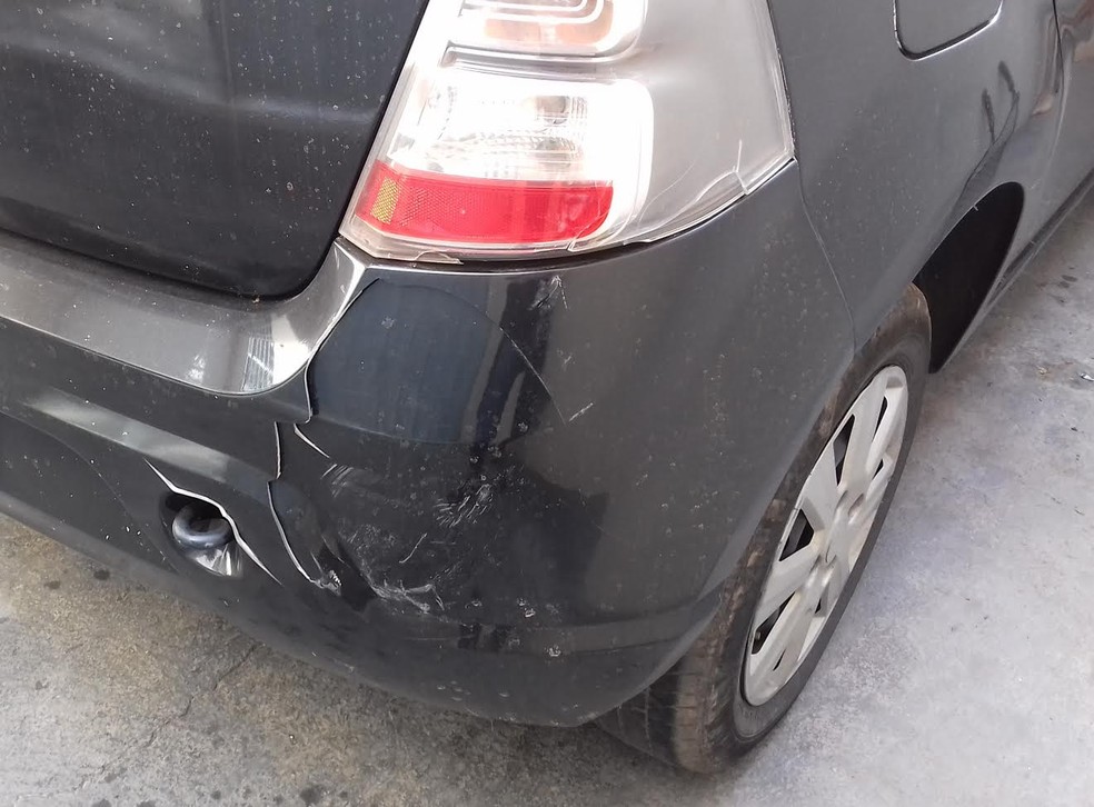 Carro envolvido no atropelamento das duas jovens apresenta danos (Foto: Cedida/Polícia Civil)