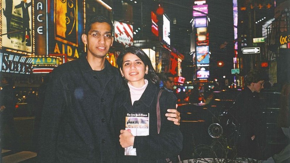 Sundar Pichai e sua namorada Anjali logo após chegarem aos EUA — o casal deve se casar — Foto: Sundar Pichai via BBC