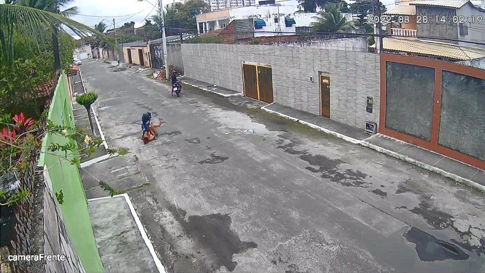 Mulher é agredida com socos e golpes de capacete durante assalto, em Lauro de Freitas — Foto: Reprodução/TV Bahia