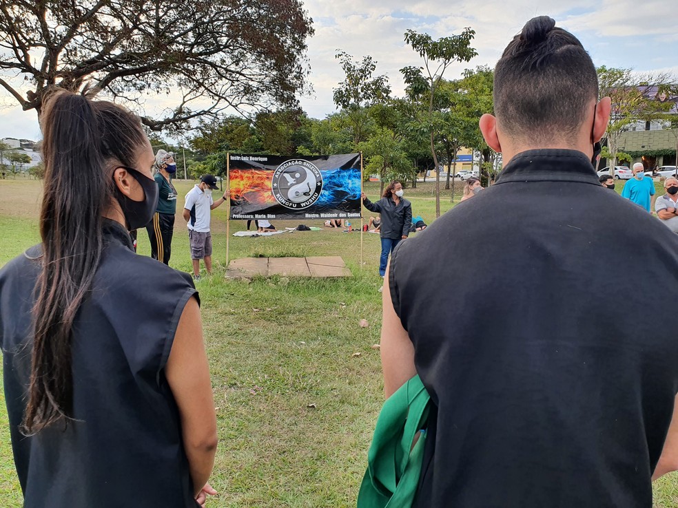 Amigos e familiares fizeram um ato em homenagem ao lutador Luiz Henrique Tomaz, na tarde deste sábado (17), no Parque do Povo, em Presidente Prudente — Foto: Gelson Netto/G1