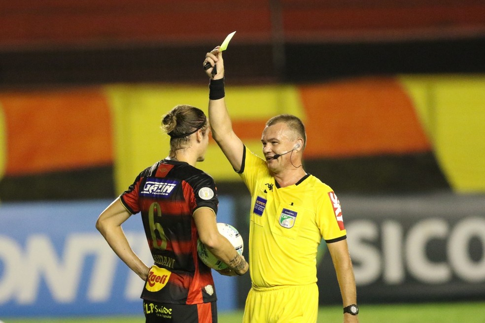 Aos 46 anos, Leandro Vuaden é um dos árbitros mais velhos do quadro nacional — Foto: Aldo Carneiro / Pernambuco Press