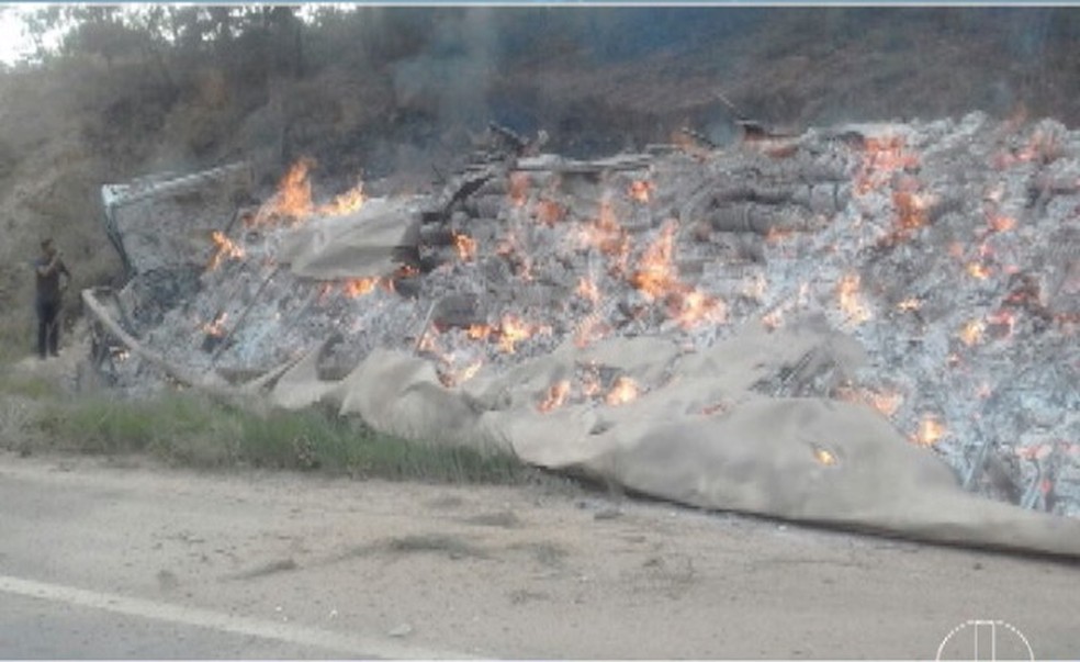 Uma carreta que transportava papelo pegou fogo (Foto: Reprodução/Inter TV)