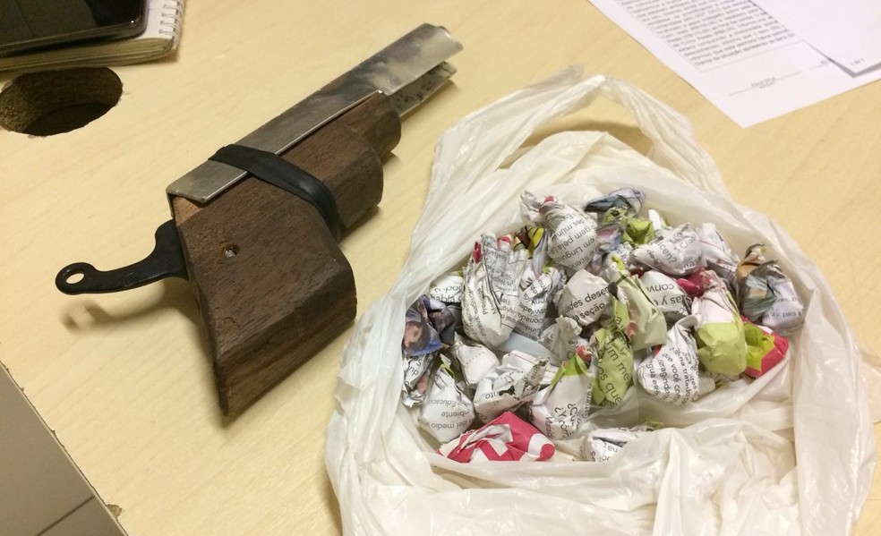 Arma caseira e droga foram apreendidas na casa do garoto de 13 anos (Foto: Alan Chaves/G1 RR)