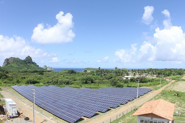 Usina Solar Fotovoltaica construída na Ilha de Fernando de Noronha da WEG - painel de energia solar - fotovoltaica (Foto: Divulgação WEG/Flickr)