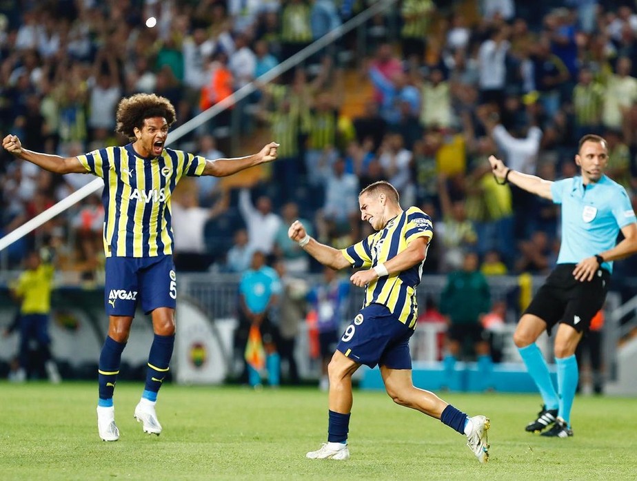Willian Arão, camisa 5 do Fenerbahçe, durante partida pelo time turco