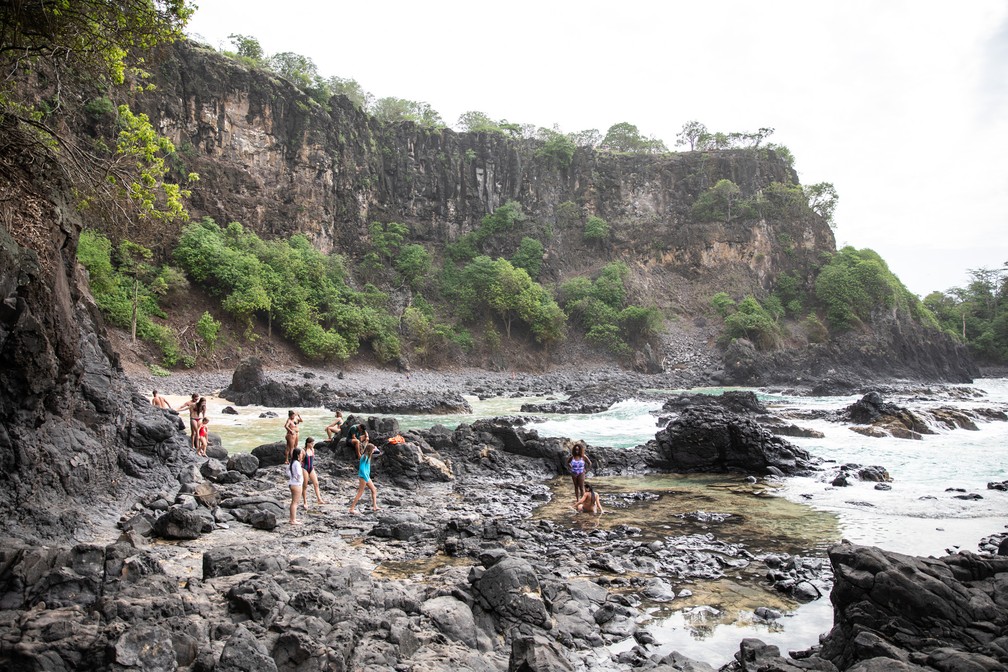 Turistas na Baía dos Porcos em Fernando de Noronha — Foto: Fábio Tito/G1