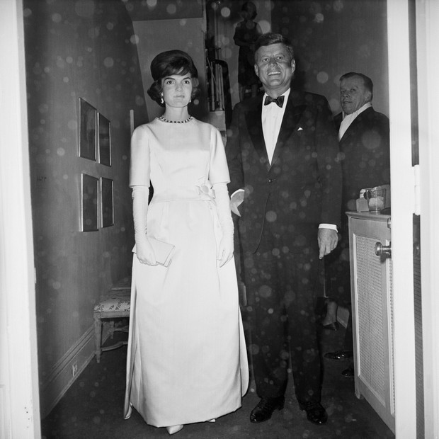 Jacqueline Kennedy de Oleg Cassini na noite anterior ao baile inaugural de JFK, em 1961. (Foto: Getty Images)