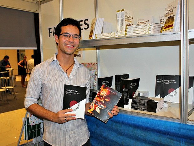 Jan Santos é estudante de Letras na Ufam e autor de livros de fantasia (Foto: Camila Henriques/G1 AM)