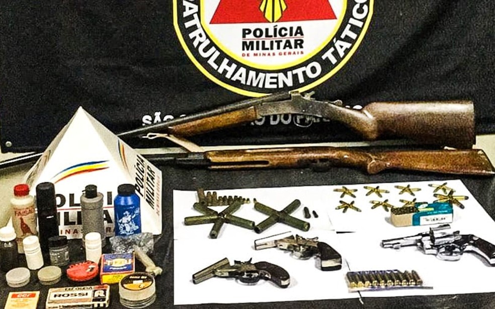 Diversas armas, munições e outros materiais foram apreendidos na residência do suspeito. — Foto: Divulgação / ALCO/P5-43⁰BPM