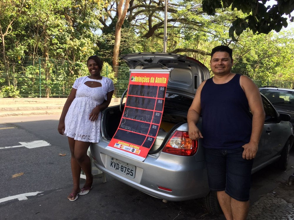 Sem emprego, Francisco e a família passaram preparar marmitas em casa para vendê-las na rua (Foto: Daniel Silveira/G1)