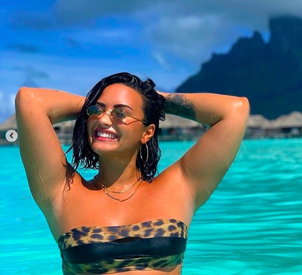 A cantora Demi Lovato durante a viagem dela a Bora Bora (Foto: Instagram)