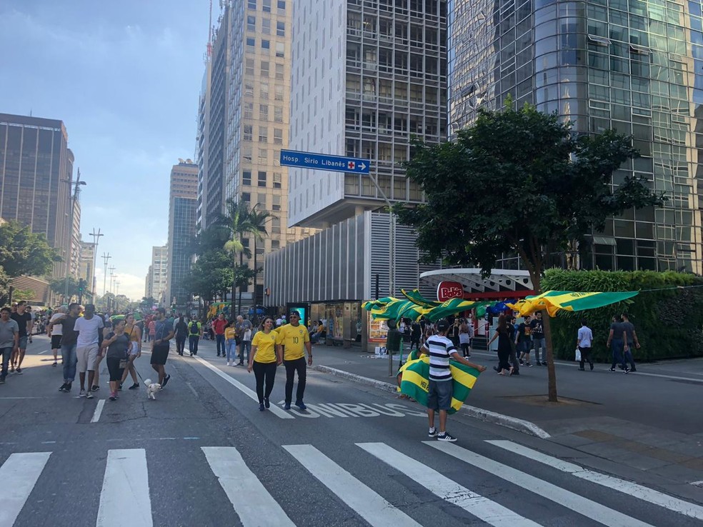Manifestantes na Avenida Paulista por volta das 13h30 — Foto: Beatriz Magalhães/G1