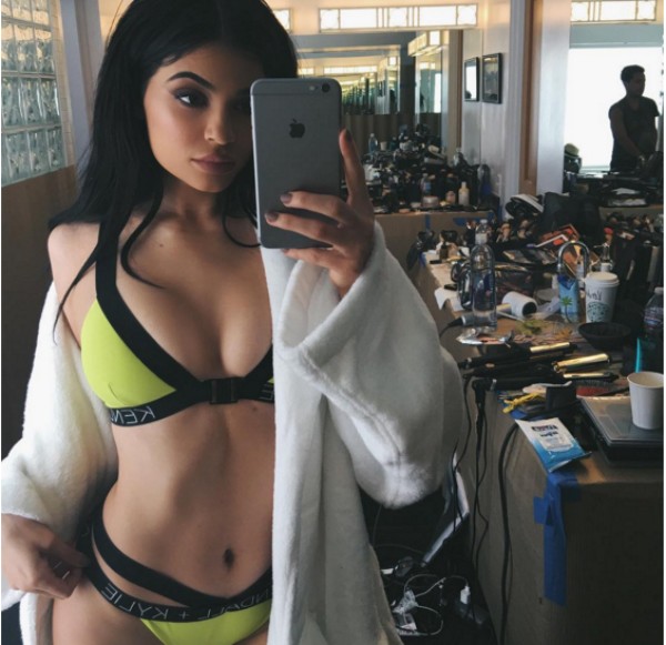 Kylie anuncia linha de roupas de banho em parceria com Topshop (Foto: Reprodução/Instagram)