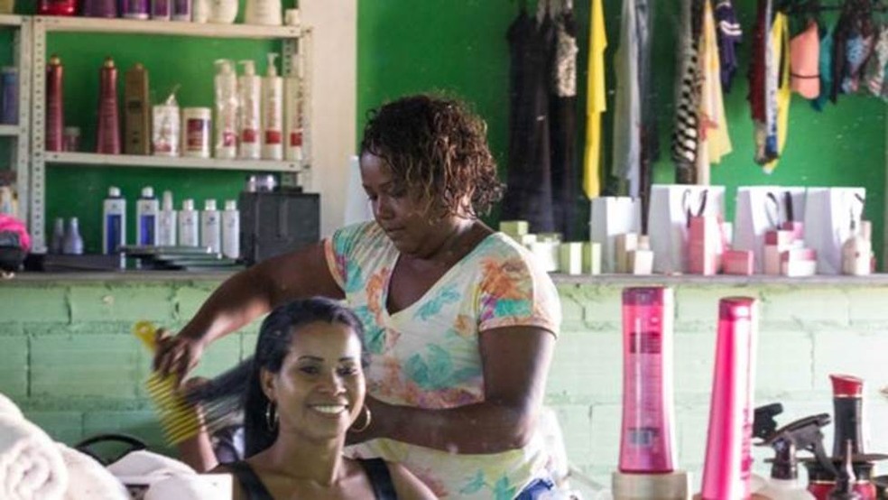 Atividade de serviços como salão de beleza, maquiagem e estética tiveram aumento de formalização (Foto: Laura de Las Casas/BBC)