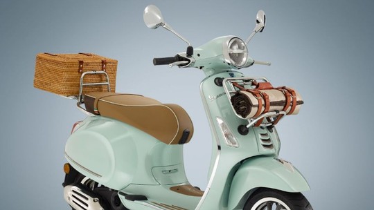 Vespa lança scooter Primavera com cesta e toalha para piqueniques