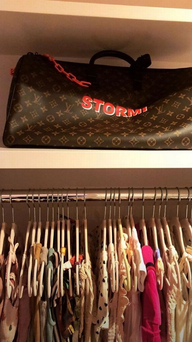 Bolsa da Louis Vuitton é personalizada com o nome de Stormi (Foto: Reprodução / Instagram)