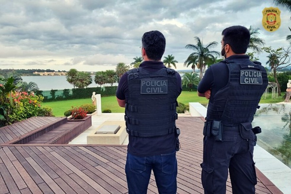 Policiais civis em mansão do Lago Sul, no DF — Foto: PCDF/Divulgação