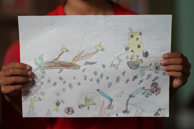 Crianças acreditam que o oceano ficará cheio de lixo no futuro (Foto: Reprodução/The Sun)