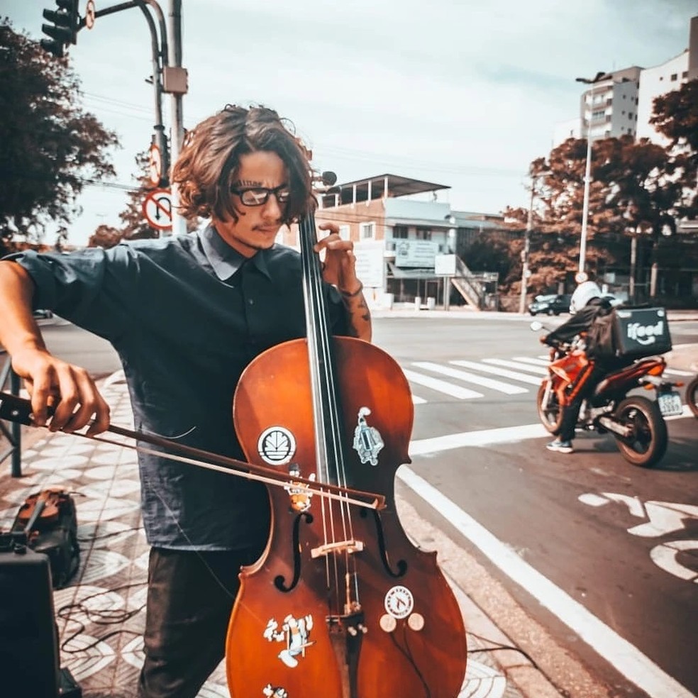 Músico viaja de cidade em cidade tocando violoncelo — Foto: Reprodução/Instagram