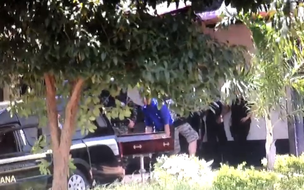 Corpo de jovem morto é levado para presídio para que  irmão se despeça (Foto: TV Anhanguera/ Reprodução)