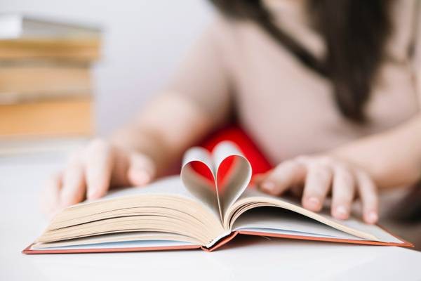 5 ótimos livros de romance em condições especiais para presentear