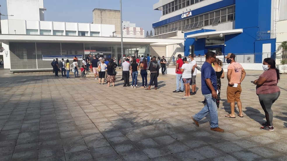 Fila para reabertura do Poupatempo em Piracicaba — Foto: Edijan del Santo/EPTV