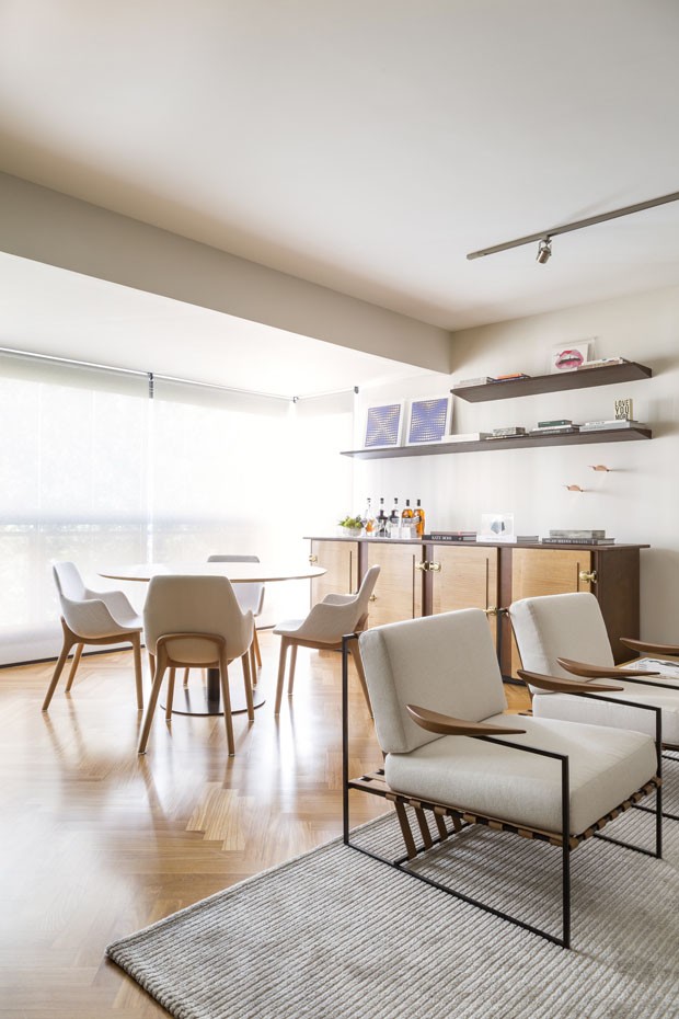 Linhas retas e tons neutros definem décor em apartamento de jovem casal (Foto: Divulgação)