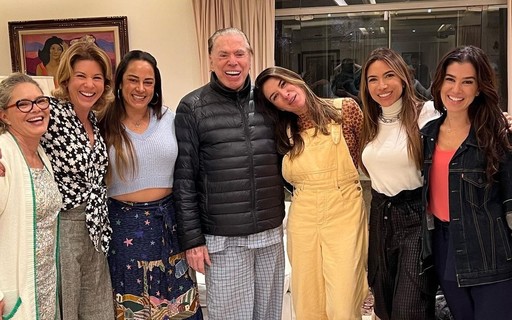 Silvio Santos reúne as seis filhas e posa de pijama: "Repleto de saúde"