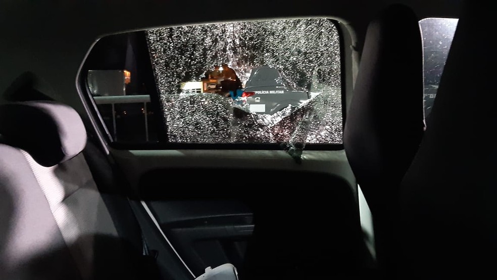 Vidro de carro destruído por tiros após assalto e perseguição policial em Natal. — Foto: Sérgio Henrique Santos/Inter TV Cabugi