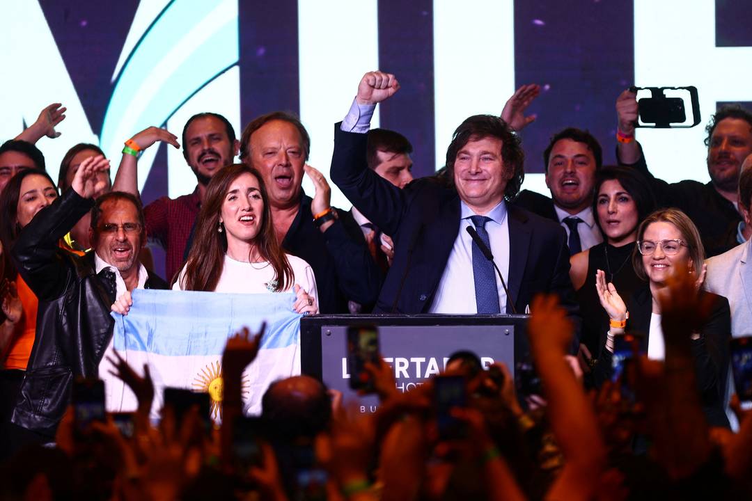 Javier Milei fala a apoiadores após resultado do 1º turno na Argentina.