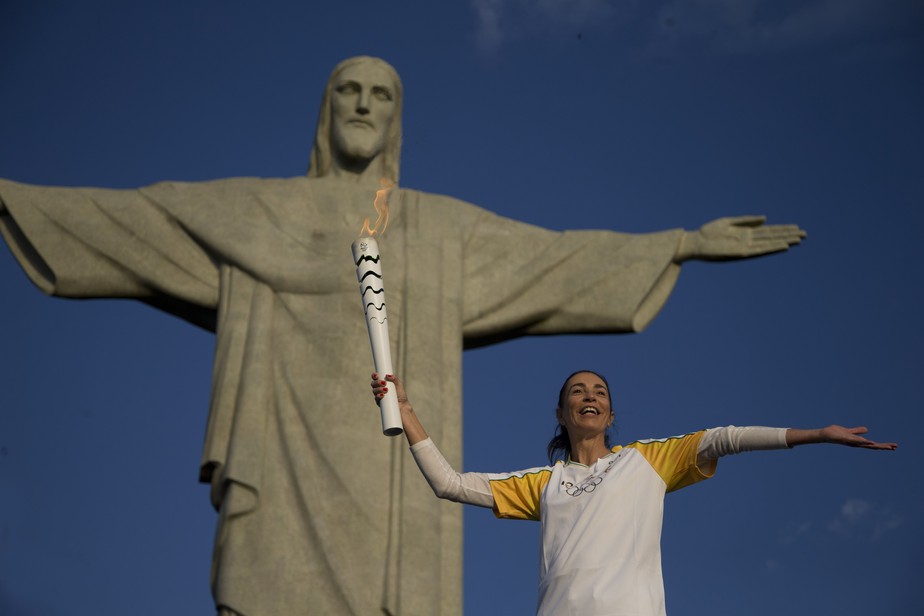 Ex-jogadora de vôlei Isabel Salgado com a tocha olímpica durante os Jogos de 2016, no Rio.