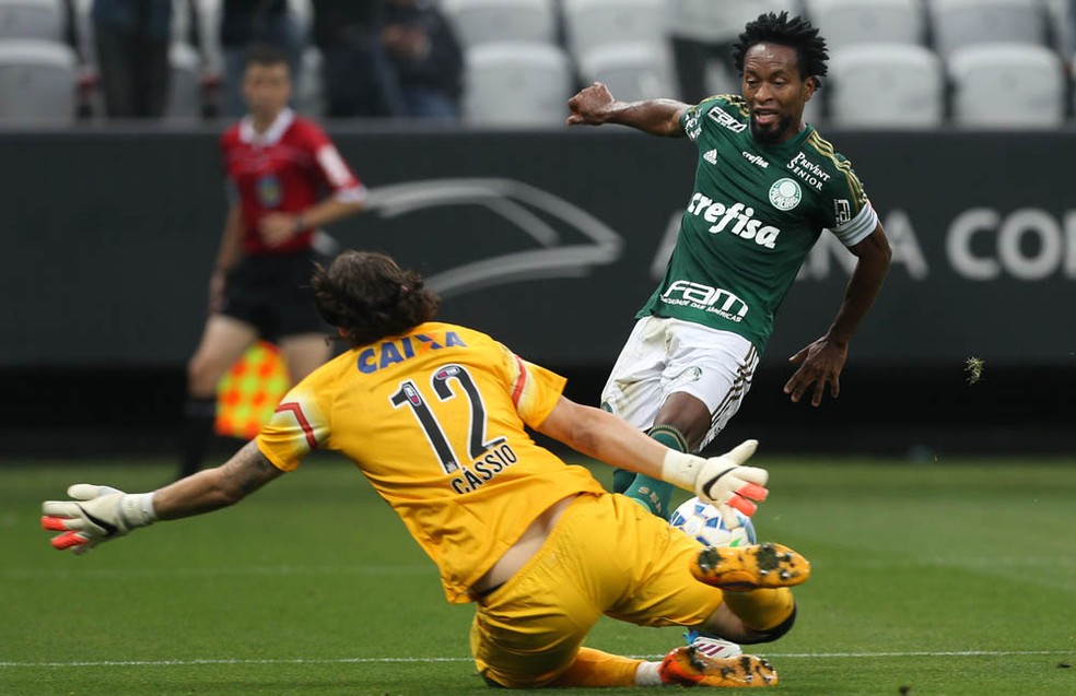 Zé Roberto marcou um dos gols do Palmeiras na vitória sobre o Corinthians em 2015, encerrando tabu de dez jogos  — Foto: Cesar Greco / Ag. Palmeiras