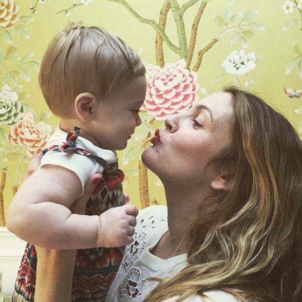 Drew Barrymore beija a filha, Frankie (Foto: Reprodução/ Instagram)