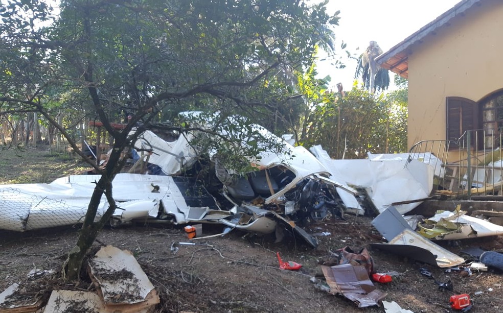 Aeronave cai em Atibaia e deixa dois mortos â€” Foto: Bombeiros/DivulgaÃ§Ã£o