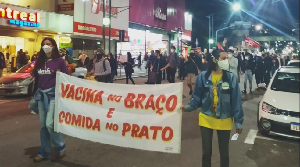 Em Poços de Caldas, a manifestação aconteceu no coreto da praça Pedro Sanches — Foto: Reprodução/EPTV