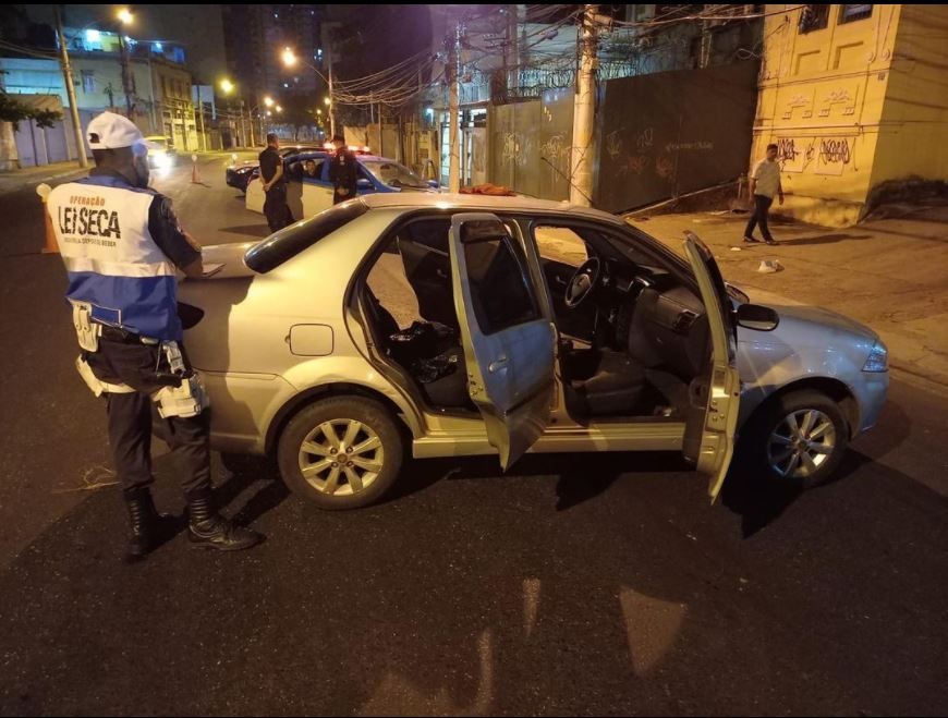 Operação Lei Seca prende homem com carro roubado no Maracanã, Zona Norte do Rio