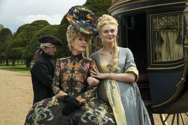 Gillian Anderson interpretará a mãe da personagem de Elle Fanning, a imperatriz Catarina, A Grande, na segunda temporada da série The Great (Foto: Divulgação)