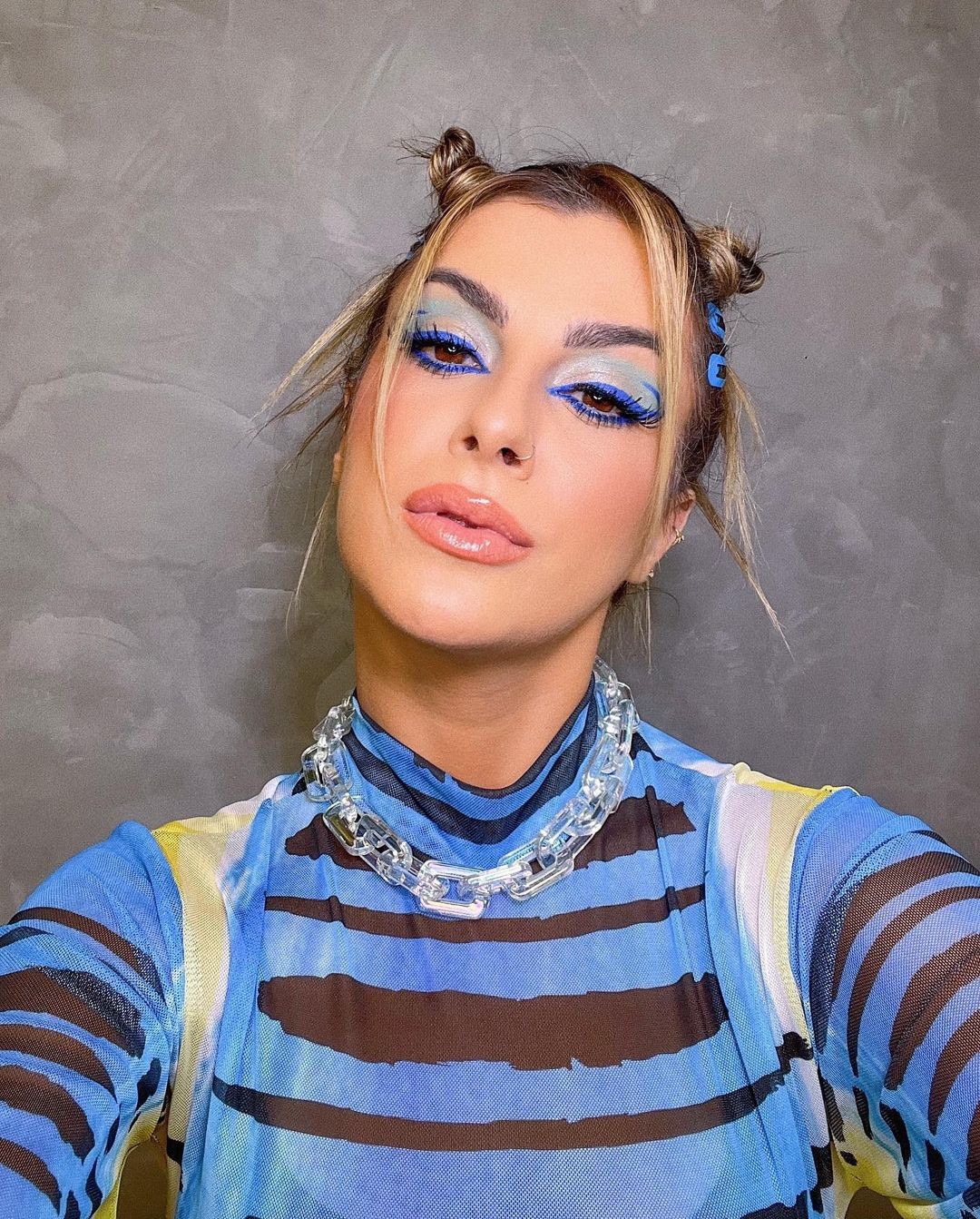 Nah Cardoso mistura azul, estampa de tigre e colar de acrílico para o Lollapalooza (Foto: Reprodução Instagram)