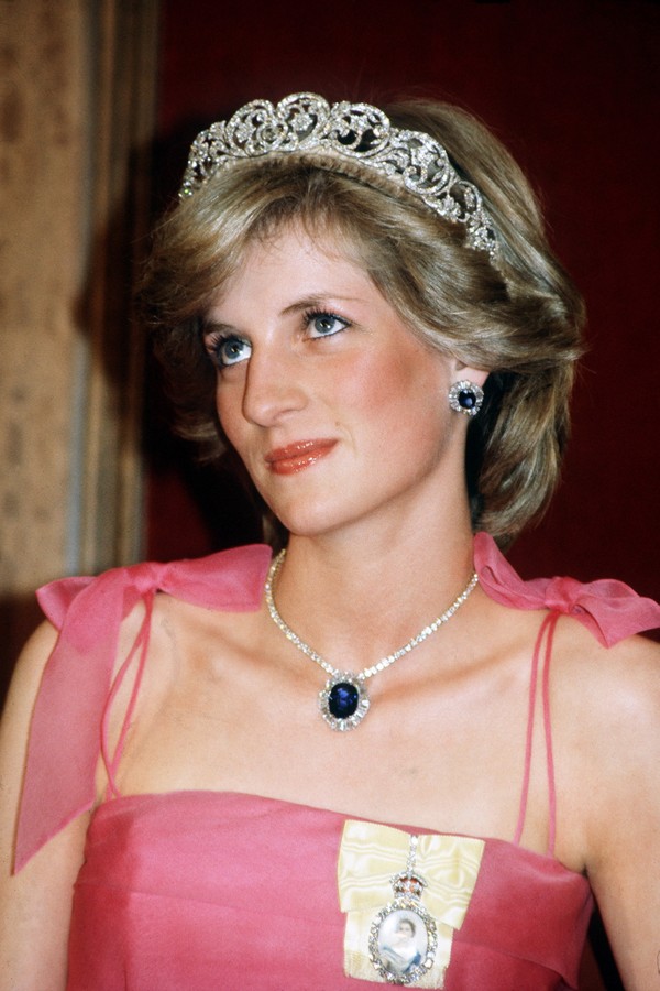 BRISBANE, AUSTRALIA - APRIL 11:  Diana, Princess Of Wales Attending A Reception At The  Crest International Hotel, Brisbane, Australia Wearing  The Spencer Tiara, The Royal Family Order Of The Queen And  The Saudi Arabia Sapphire And Diamond Necklace And  (Foto: Tim Graham Photo Library via Get)