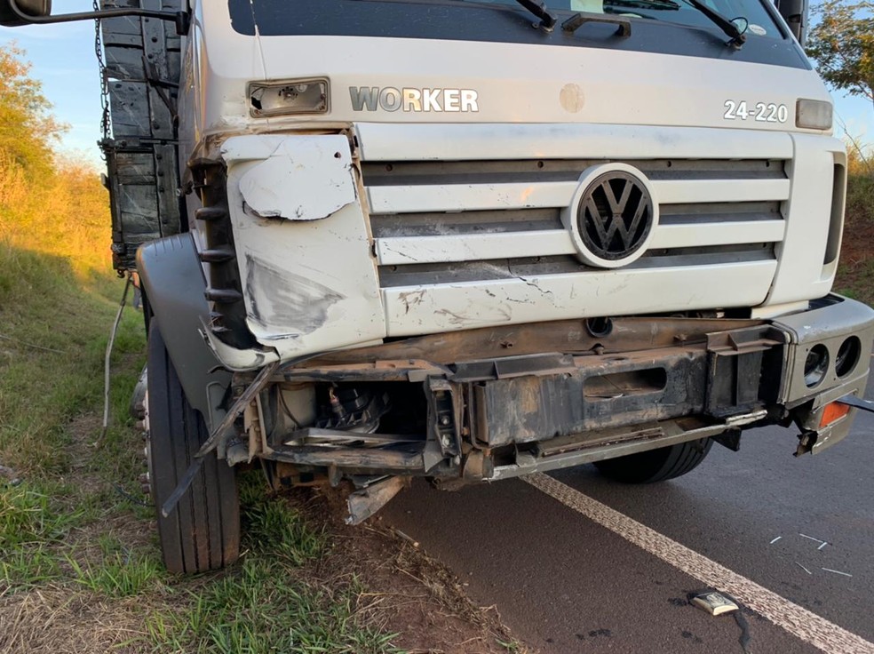 Carro e caminhão colidiram na Rodovia Leônidas Pacheco Ferreira em Jaú  — Foto: Diego Santos / Rádio Clube Bariri 
