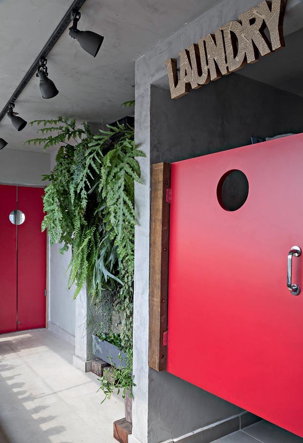 Área de serviço | A porta é da lavanderia, que fica no exquarto de serviço. Painel verde com plantas da Ceagesp (Foto: Evelyn Müller/Divulgação)