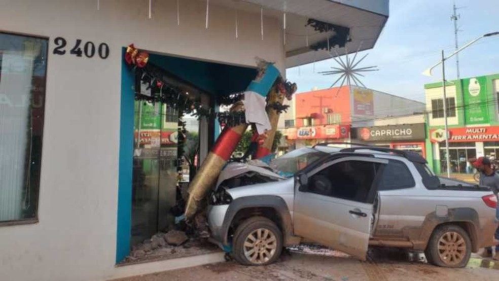 Motorista perdeu o controle da direção e atingiu loja — Foto: Rádio Educativa 87