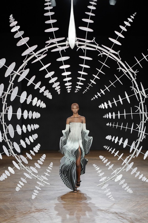 PARIS, FRANCE - JULY 01: A model walks the runway during the Iris Van Herpen Haute Couture Fall/Winter 2019 2020 show as part of Paris Fashion Week on July 01, 2019 in Paris, France. (Photo by Vittorio Zunino Celotto/Getty Images) (Foto: Getty Images)