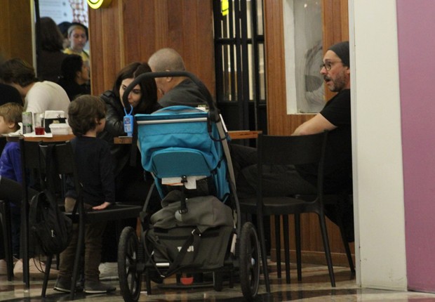 Alexandre Nero passeia com a mulher, Karen Bruttolin, e os filhos, Noá e Inã, em shopping carioca (Foto: Rodrigo Adão/AgNews)